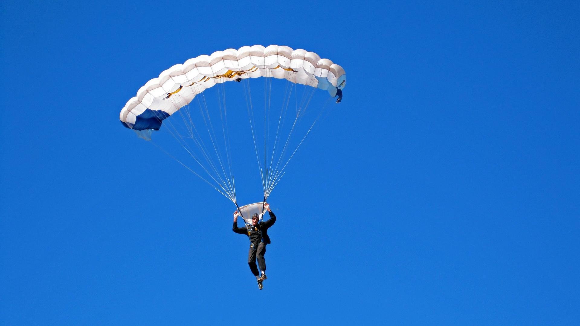 爱游戏下载-橙色逆袭，皮亚斯特里狂飙破局，迈凯伦终结银箭神话