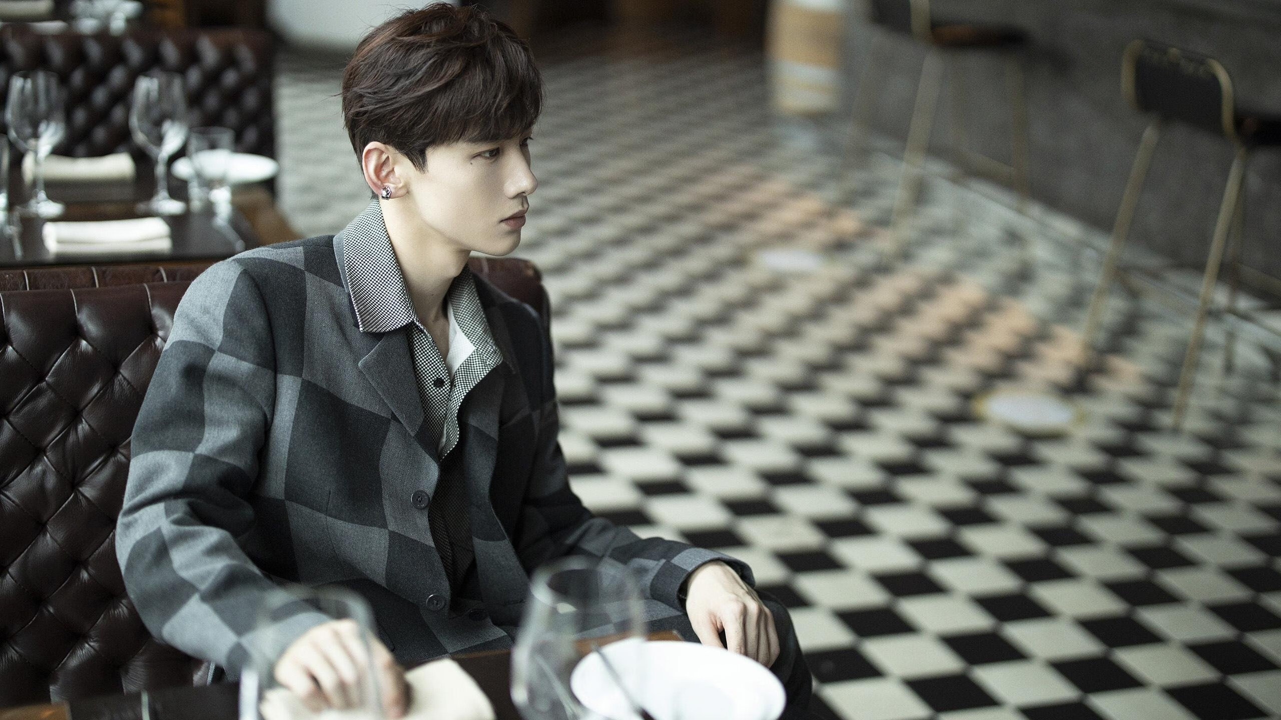 人类无需AI预言，超级引擎在赛场轰鸣